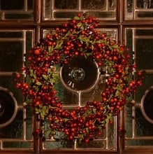 Red Berry Wreath by Gisela Graham