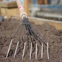 Sneeboer Raised Bed 7 Tine Rake