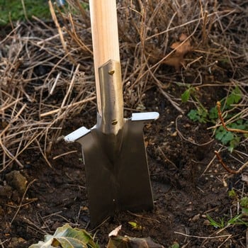 Sneeboer Transplanting Spade with Steps and D-handle Sneeboer Transplanting Spade with Steps and D-handle