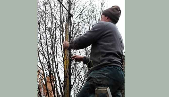 Aligning the Slot and Lock Growing Frame With Spirit Level