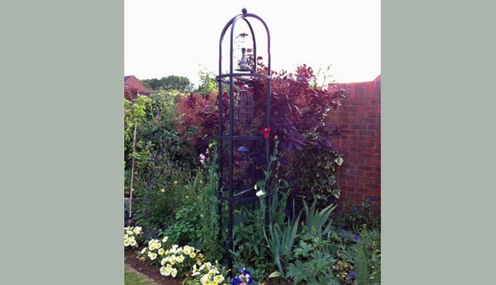 BIR-004 Steel Crown Topped Bird Feeding Station, Mrs Carey - Buckinghamshire