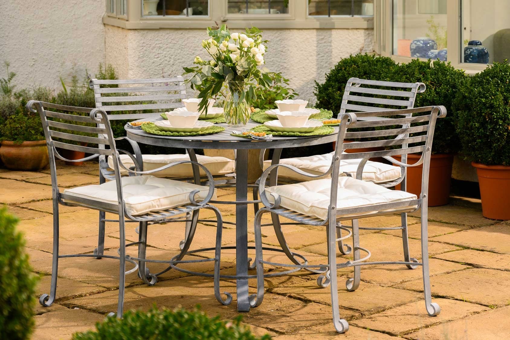 Luxury Handcrafted Round Outdoor Dining Set - 1m - 4 Seater - The Southwold Collection by Harrod Horticultural